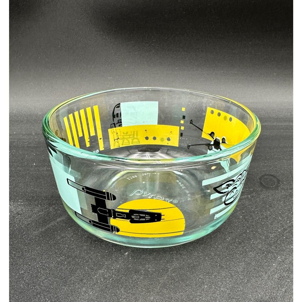 Pyrex Star Wars 2 piece Set 7200 4.75", 7211 8" x 6" - Picture 6 of 12